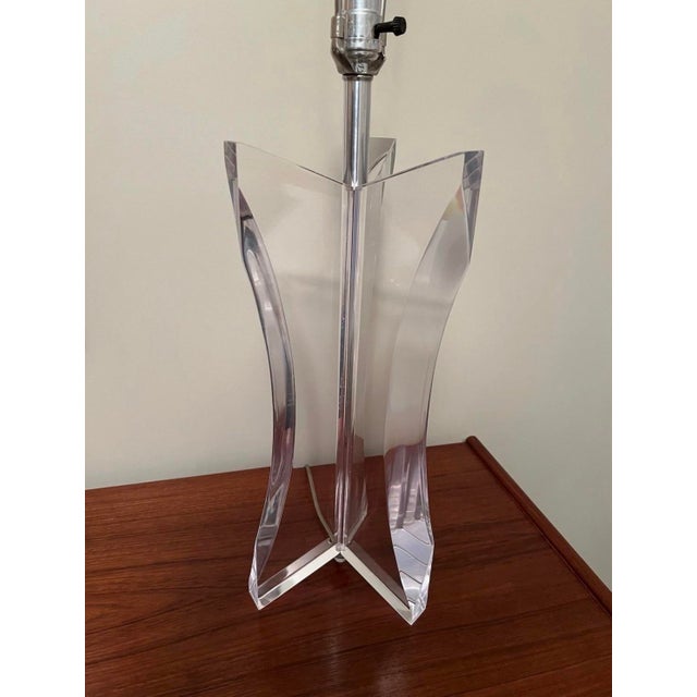 1970s Herb Ritts Astrolite Hollywood Regency Clear Lucite Tripod Tri-Fin Table Lamp For Sale - Image 6 of 10