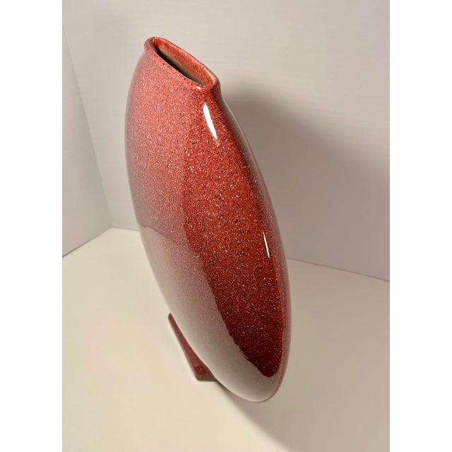 Rare 1980s Dante Baldelli Italy Flat Coral Ceramic Vase 15” Vintage Italian For Sale - Image 4 of 9