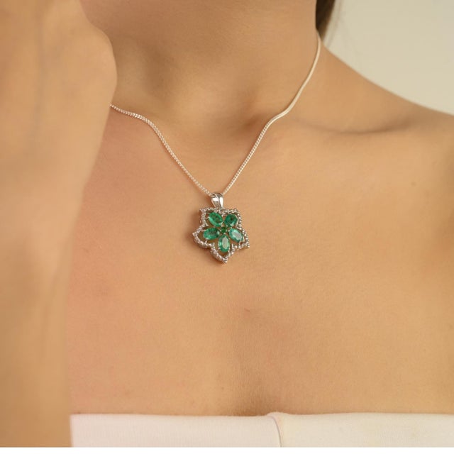 Contemporary 925 Silver Daisy Flower Pendant With Emerald & Diamond - Birthday Gift by Carat&her For Sale - Image 6 of 10
