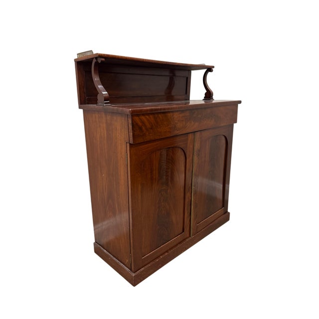 This elegant English Regency style chiffonier is crafted from richly figured mahogany and showcases clean architectural...