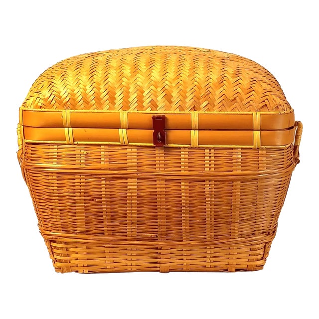 Decorative Anglo-Indian Inspired Style Bamboo Rattan Blanket Hamper | Large Chinoiserie Keepsake Chest | Vintage Lidded Storage For Sale