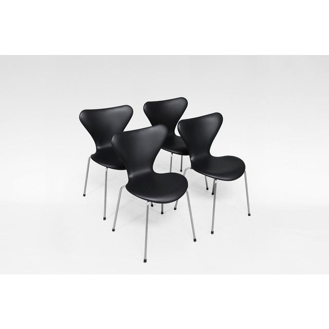 Set of 1960s Series 7 dining chairs (Model 3107) by Arne Jacobsen for Fritz Hansen, Denmark. Featuring moulded plywood...