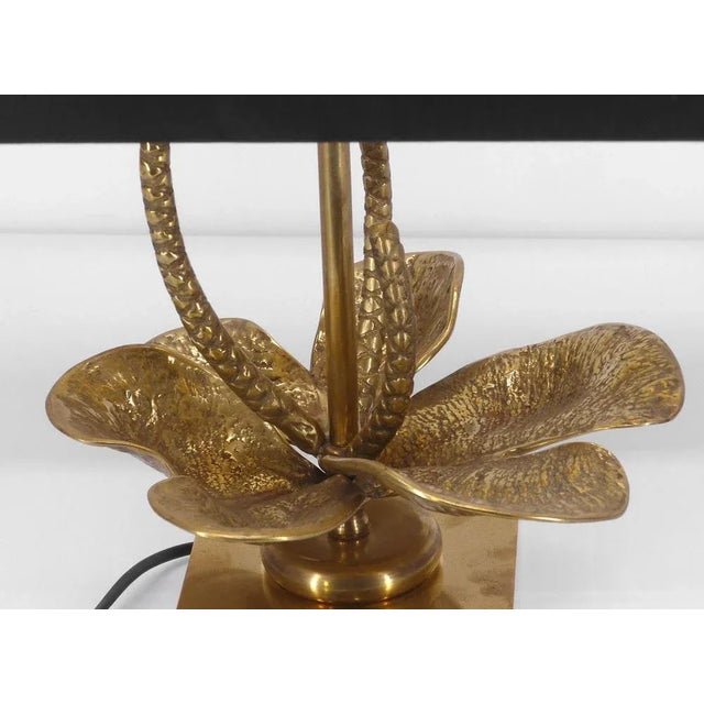 Elegant solid brass lamp about a stylized exotic flower. Bring closer to the work of the Charles house. Very nice...