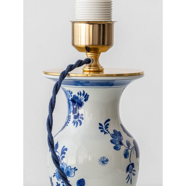 Royal Delft Blue, White, and Green Chinoiserie Bird Table Lamp, 1979 For Sale - Image 12 of 17