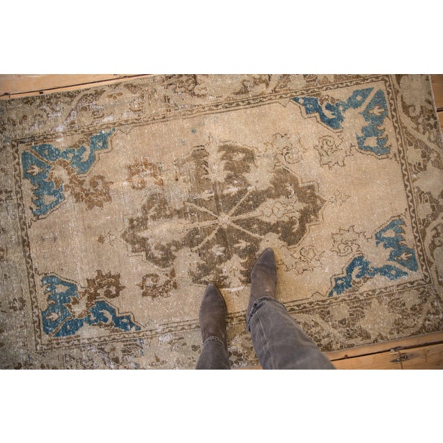 :: Shield-like center medallion with outwardly directed quatrefoil sickle shaped leaves and palmettes atop an open field....