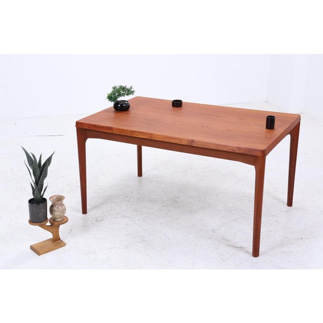 Wonderful Extendable Vintage Dining Table from the 1960s Rectangular tabletop with beautiful grain • Hidden extension...