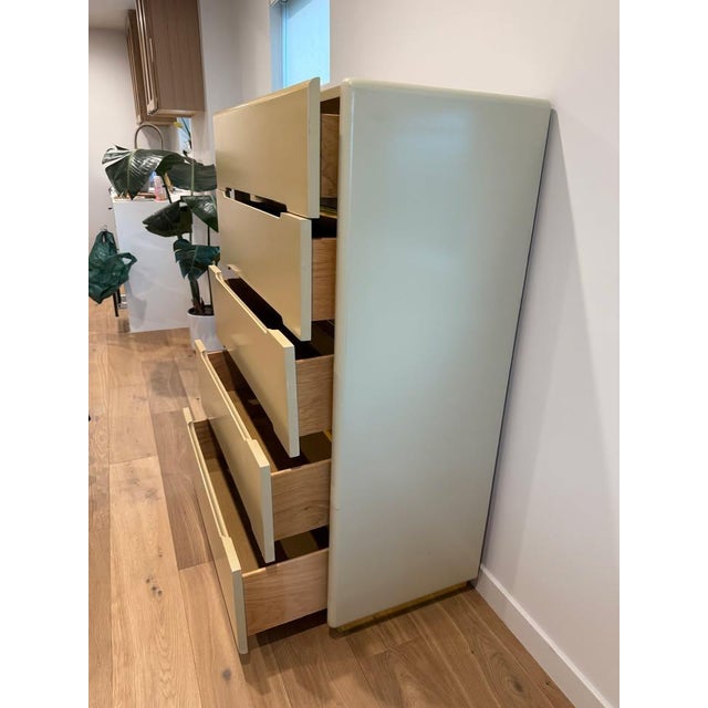 Cream 1980s Lane Tallboy Dresser – Postmodern 5-Drawer Chest - Cream Laminate For Sale - Image 8 of 11