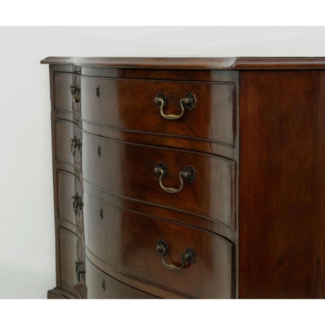 George III Mahogany Serpentine Chest of Drawers, in Good conditions. Designed before 1890