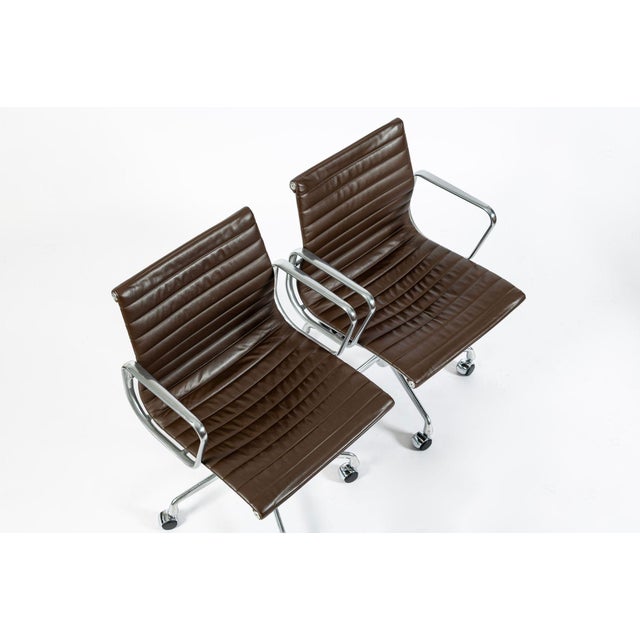 Metal Set of 4 Eames Herman Miller Office Chairs, Brown Leather Thin Pad Aluminum Group For Sale - Image 7 of 18