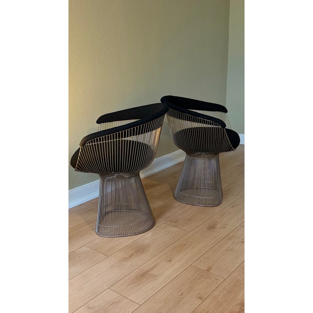 A timeless classic: the beautiful Platner Wire Armchair in silver nickel with a thick, black cover for Knoll...