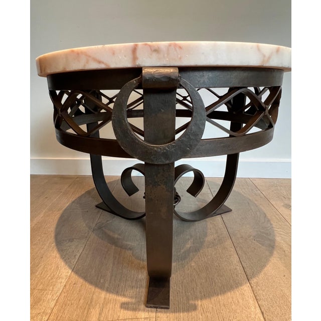 1940s 1940s Art Deco Pedestal Table in Wrought Iron and Hammer With White Marble Top For Sale - Image 5 of 12