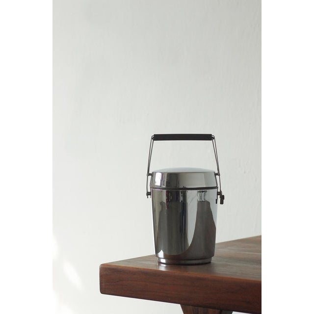 A classic ice container. It is made of stainless steel. Inside there is a glass insert and a removable plastic insert....