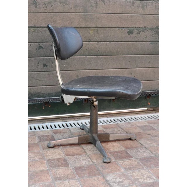 Adjustable in height, and the support is also regulated in height. The lowest height of the seat 34 cm.