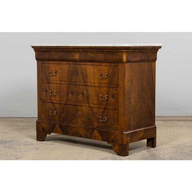 19th Century French Louis Philippe Walnut Chest of Drawers W/ Carrara Marble For Sale - Image 10 of 18