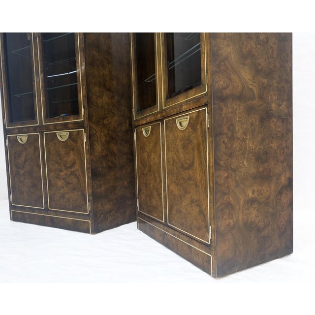 Mid-Century Modern Pair of Dark Burl Wood Lighted Display Curio Cabinets Vitrines Mastercraft MINT For Sale - Image 3 of 18