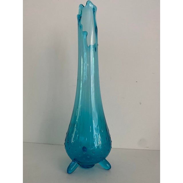 Mid-Century Modern L.E Smith Turquoise Cyan Blue Hobnail Glass 3-Toed Footed Swung Vase For Sale - Image 4 of 11