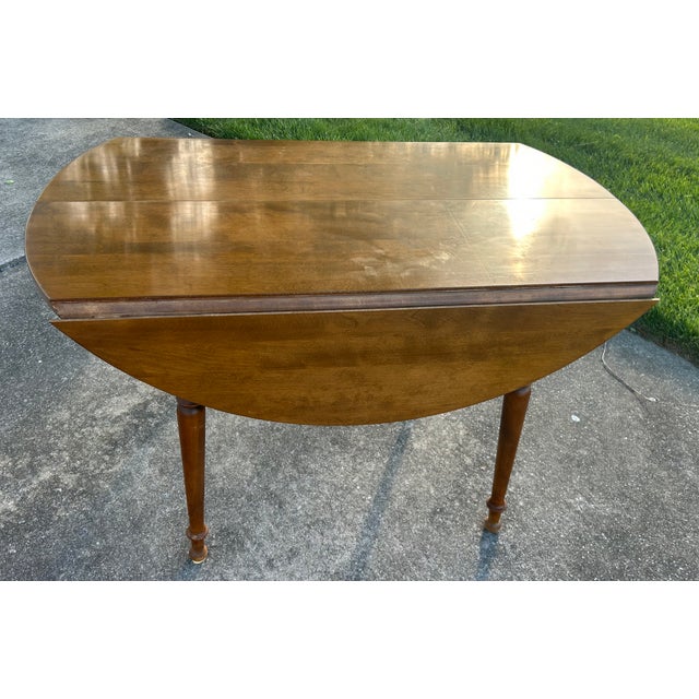 American Vtg. Ethan Allen Americana Style Maple Drop Leaf Table W/Two Leaves For Sale - Image 3 of 13