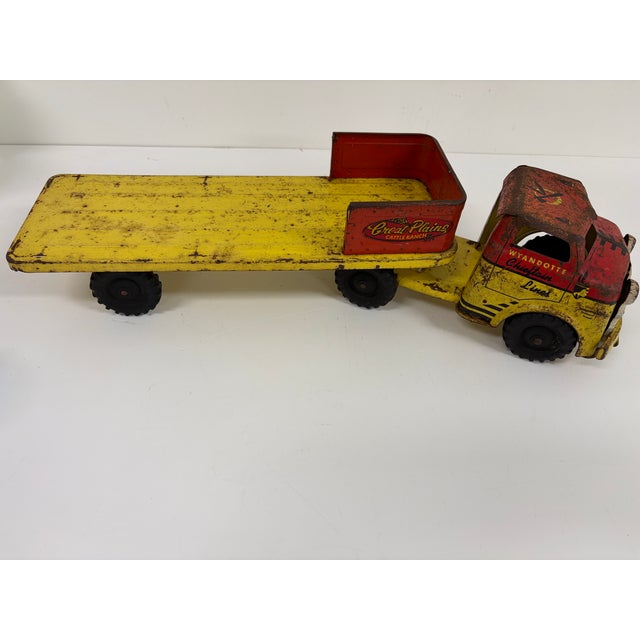 Yellow Vintage Wyandotte Chieftrain Lines Pressed Steel Cattle Ranch Toy Truck – 1950s For Sale - Image 8 of 12