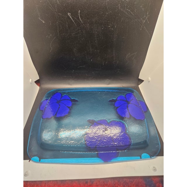 Boho Chic Vintage Signed Jan Mitchell Studio Art Fused Glass Hibiscus Flower Blue Tray For Sale - Image 3 of 3