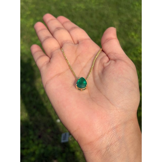 3.88ct Pear Cut Emerald Solitaire Art Deco Necklace in 14k Gold Curb Chain For Sale In New York - Image 6 of 17