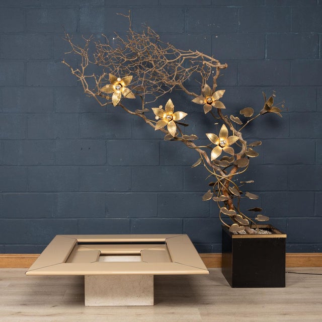 A b&b italia coffee table by designed by paolo piva, made in italy around the 1980s. This elegant coffee table consists of...