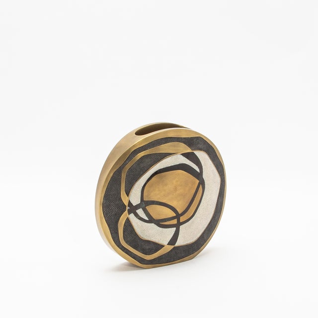 Modern Vase in Shagreen With Shell and Brass Details by Kifu Paris For Sale In Los Angeles - Image 6 of 10