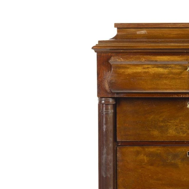 Furniture - Chest of drawers - 19th century. 19th-century English piece, mahogany veneer with six drawers. Dimensions: 143...