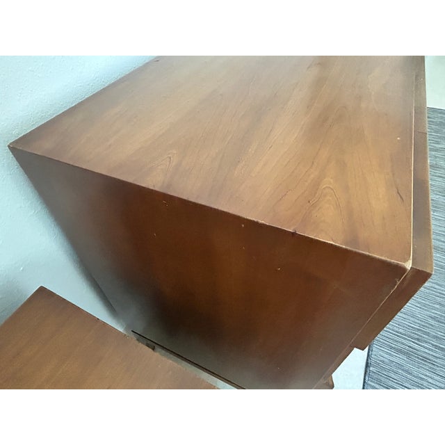 送料込み　vintage thomasville ナイトテーブル Thomasville Cherrywood 3 Drawer Nightstand - AptDeco