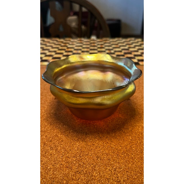 Art Deco Early 20th Century Louis Comfort Tiffany Gold Iridescent Favrille Ruffled Edge Finger Bowl and Under Plate For Sale - Image 3 of 12