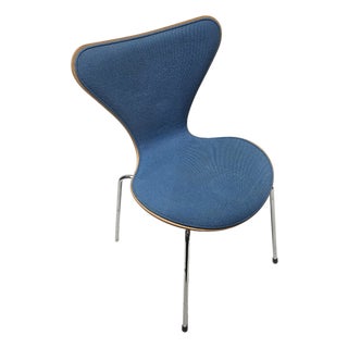 Fritz Hansen Series 7 Padded Chair in Blue Fabric For Sale