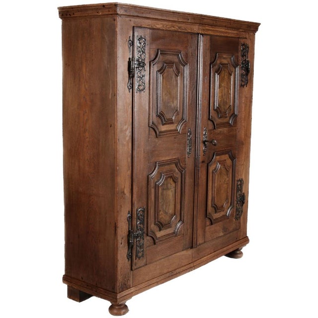 Mass/dimensions Height approx. 190 cm, width corpus approx. 156 cm, width cornice approx. 163 cm, depth corpus approx. 49...