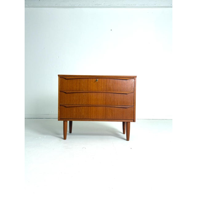 Teak Chest of Drawers – Denmark, 1960s–70s This vintage teak chest of drawers from Denmark (1960s–70s) features clean...