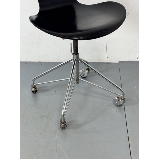 Fritz Hansen Vintage Early 3117 Swivel Desk Chair by Arne Jacobsen for Fritz Hansen, 1955 For Sale - Image 4 of 15