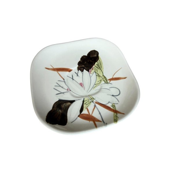 Red Wing Pottery 1950's Red Wing Pottery Lotus Pattern Square Dinner Plates Saucers Cup Set of 7 For Sale - Image 4 of 9