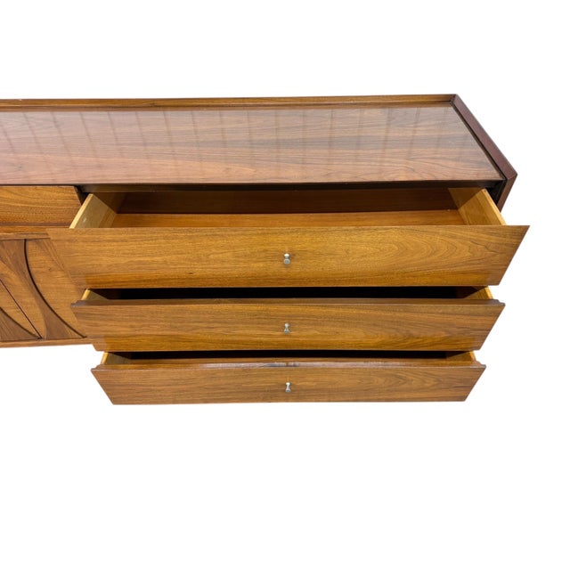Mid-Century Modern Catseye 4-Piece Walnut Bedroom Set W/Original Legs For Sale - Image 9 of 12