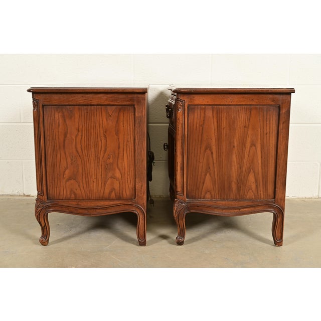 Henredon French Provincial Louis XV Carved Oak Nightstands, Pair For Sale - Image 12 of 14
