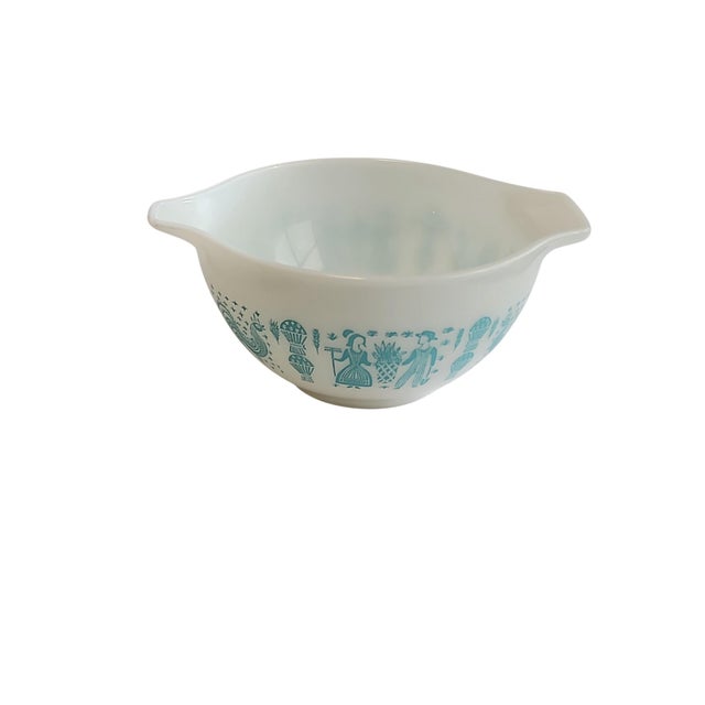 Super rare Pyrex Amish Butterprint cinderella bowl with reverse farmer, lady on the left misprint, in excellent condition....