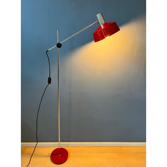 Flexible Anvia 'rod' floor lamp in red colour. The position of both the shade and the arm can easily be adjusted. The lamp...