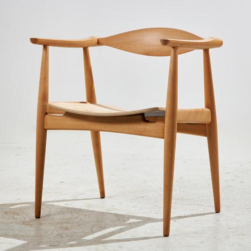 Completely restored ‘CH35’ oak armchair from the 1960s designed by Hans J. Wegner for Carl Hansen & Søn. The sculptural...