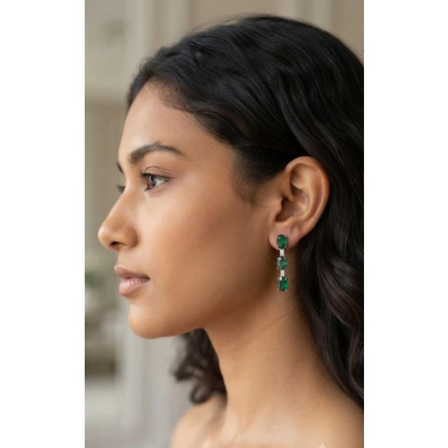 Gemstone details Emerald: 7.65 cts Diamond: 0.10 cts 18K gold Net weight: 5.24 grams CODE: K