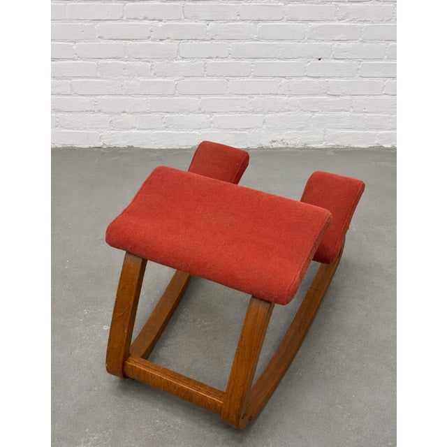 Red Mid Century Modern Westnofa Balans Variable Kneeling Chair – Original Norwegian Ergonomic Bentwood Chair in Red Upholstery For Sale - Image 8 of 8