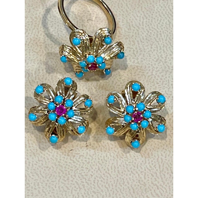 Arts & Crafts 4 Ct Natural Turquoise & Ruby 18 Kt Yellow Gold Flower Ring & Earring Set 20Gm For Sale - Image 3 of 18