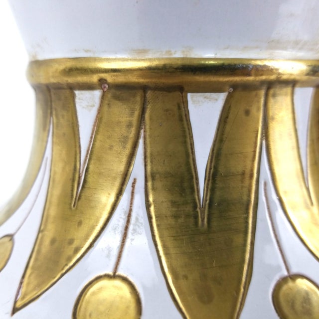 Vintage Neoclassical Stiffel Table Lamp White Porcelain Gold Greek Chariot Design For Sale - Image 9 of 12