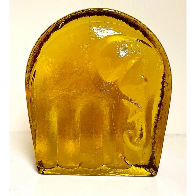 Joel Myers 1969 Blenko #699a Elephant Bookends in Wheat by Joel Myers - a Pair For Sale - Image 4 of 4