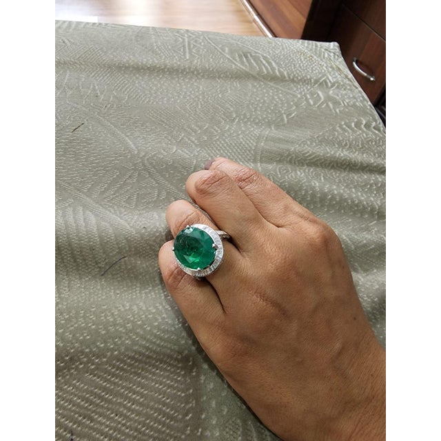 Natural Zambian Ring 14.90 Carats Emerald and 2.15 Carats in 14k Gold For Sale - Image 4 of 5