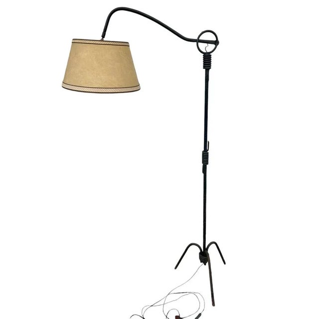 Tripod rack floor lamp with articulated arm and original lampshade from the 1940s/1950s, original lampshade Floor lamp in...