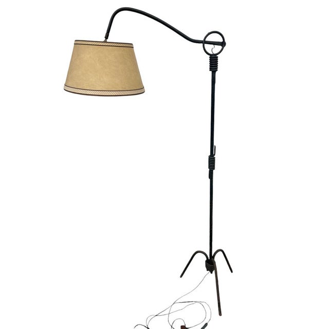 Tripod rack floor lamp with articulated arm and original lampshade from the 1940s/1950s, original lampshade Floor lamp in...