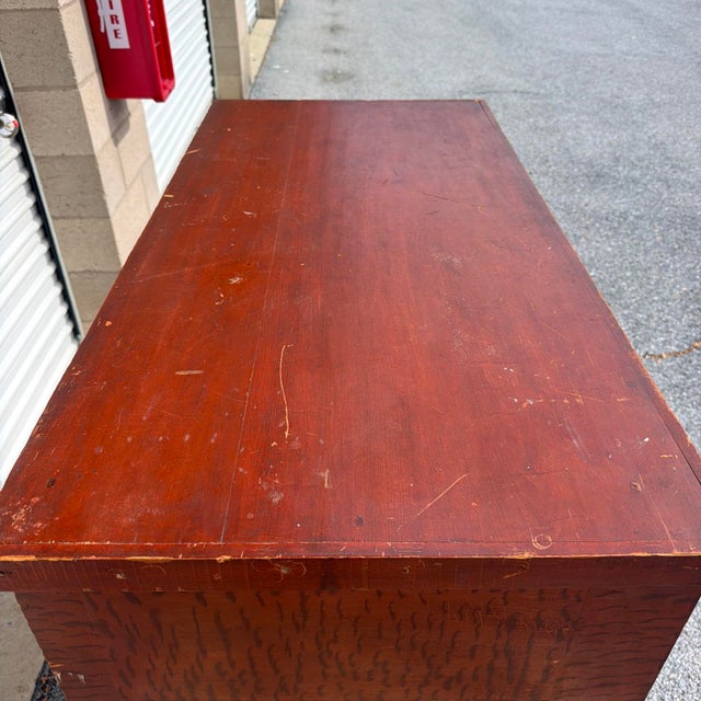 Antique Pennsylvania Grain-Painted Empire Chest of Drawers, Circa 1850s A bold antique Pennsylvania Empire chest of...