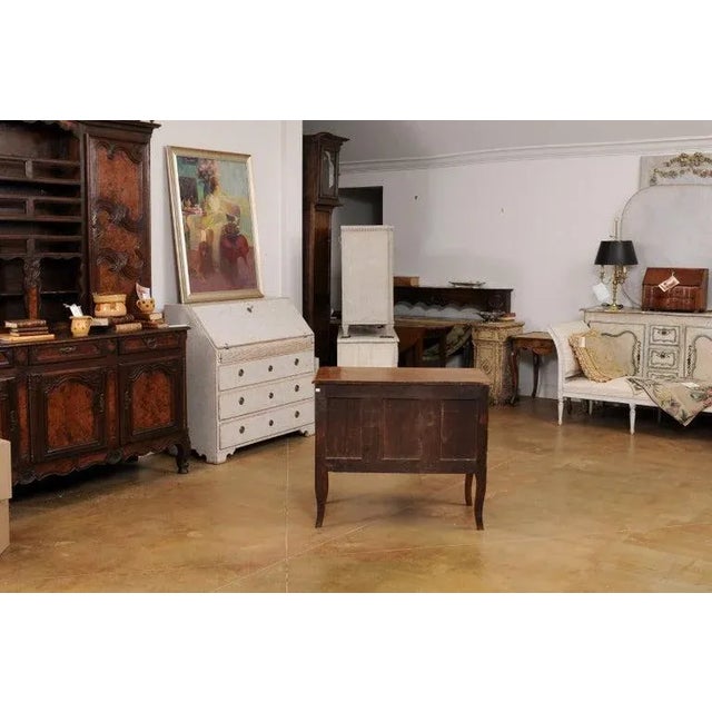 1790s French Louis XV Walnut Commode Sauteuse with Two Drawers and Cabriole Legs For Sale - Image 4 of 13