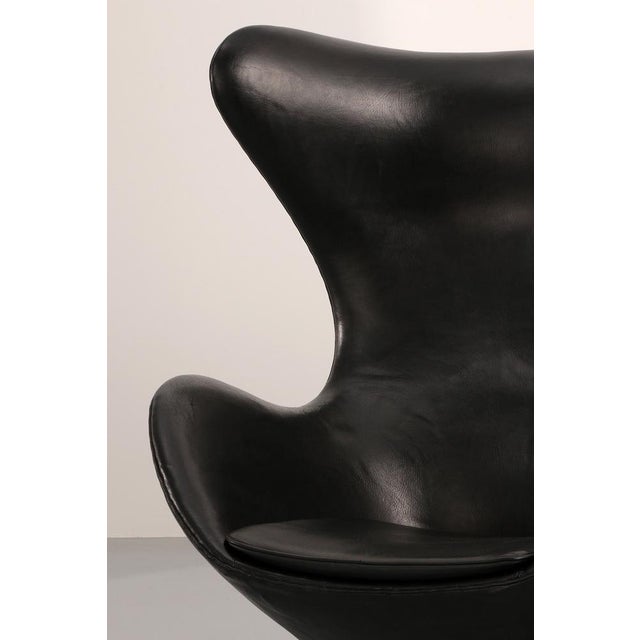 Fritz Hansen Egg Chair in Black Leather by Arne Jacobsen, 1960s For Sale - Image 4 of 14